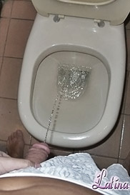 frisky Nikki nasty peeing