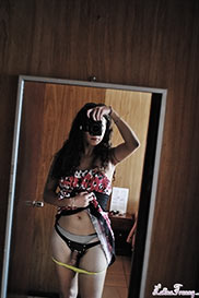 queen Nikki selfie shoots in front of mirror